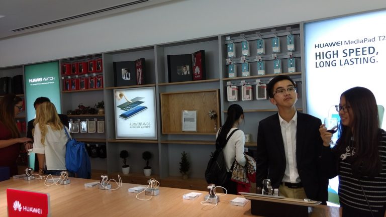 Huawei Experience Store in Mexico | RECHI