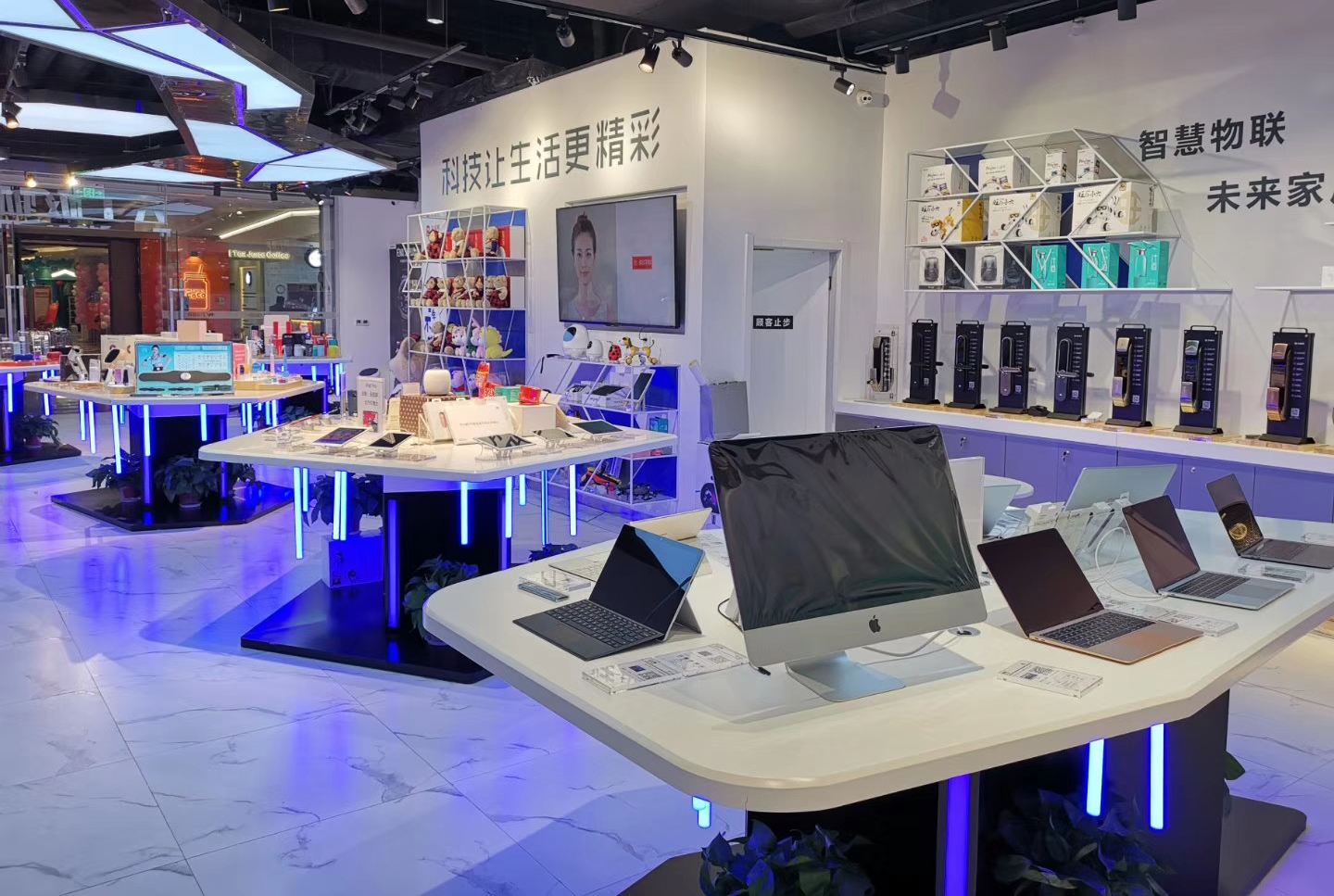 retail digital lifestyle experience store